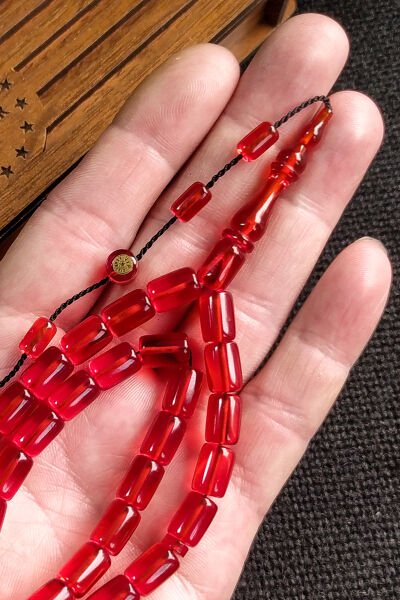 İmzalı 7X11 mm Kırmızı Ateşi Kehribar Tesbih Usta İşçilikli Zar Kehribar Ahşap Kutulu Hediye Tespih