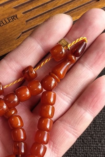 9x8 mm Fıçı Kesim Helezon Damarlı Sıkma Kehribar Tesbih, Ebu Sırr Usta İmzalı Renk Almış Tesbih