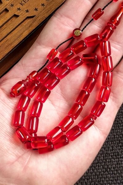 İmzalı 7X11 mm Kırmızı Ateşi Kehribar Tesbih Usta İşçilikli Zar Kehribar Ahşap Kutulu Hediye Tespih