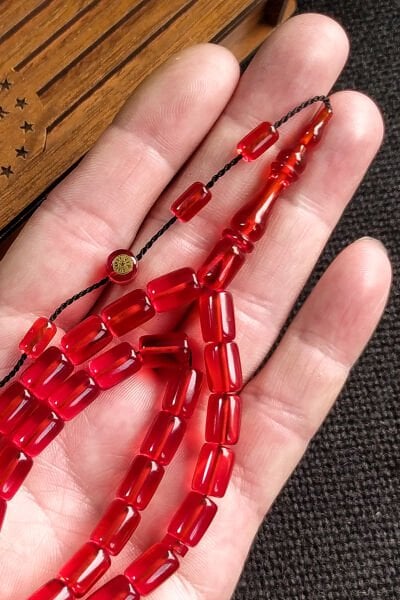 İmzalı 7X11 mm Kırmızı Ateşi Kehribar Tesbih Usta İşçilikli Zar Kehribar Ahşap Kutulu Hediye Tespih