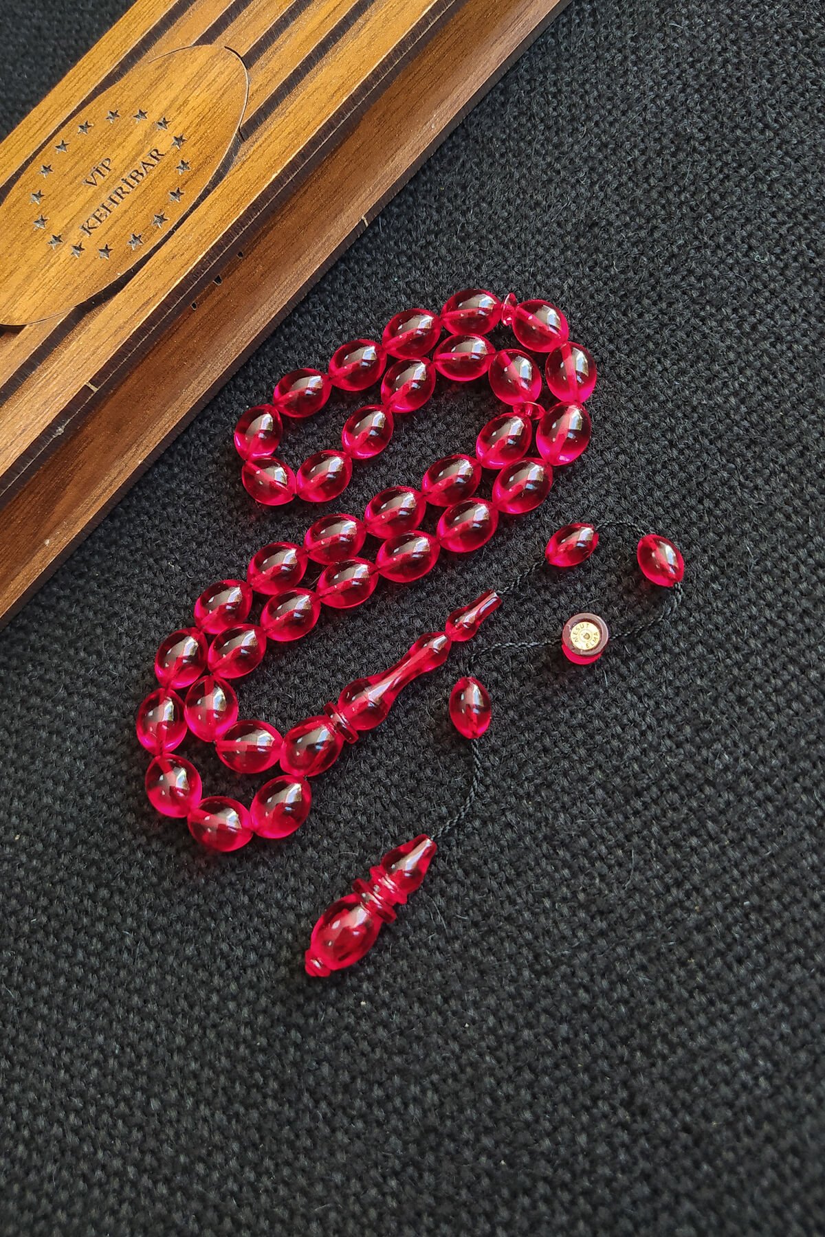 8x11 mm Mesut Elma Usta İşçilikli Kırmızı Zar Kehribar Tesbih İmzalı Sistemli Tespih Ahşap Kutulu