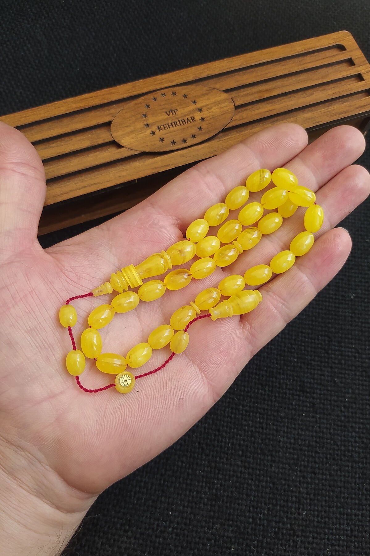 8x11 mm Mesut Elma Usta İşçilikli Sarı Sıkma Kehribar Tesbih İmzalı Sistemli Tespih Ahşap Kutulu