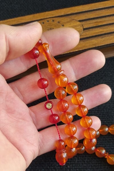 10x10 mm Mesut Elma Usta İşçilikli Yemen Zar Kehribar Tesbih İmzalı Sistemli Tespih Ahşap Kutulu