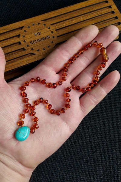 Sertifikalı Turkuaz Doğaltaşlı Konyak Rengi Kehribar Kolye Bebek Diş Kolyesi 0-3 Yaş 32 cm