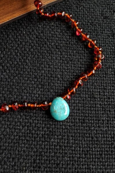 Sertifikalı Turkuaz Doğaltaşlı Konyak Rengi Kehribar Kolye Bebek Diş Kolyesi 4-7 Yaş 35 cm